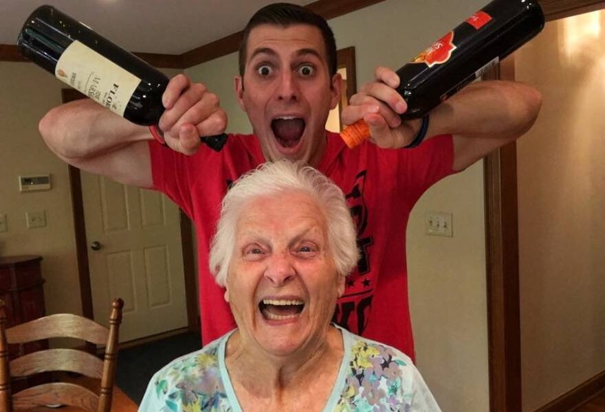 95-letnia-babcia-i-jej-wnuk:-licza-sie-tylko-zwariowane-pomysly