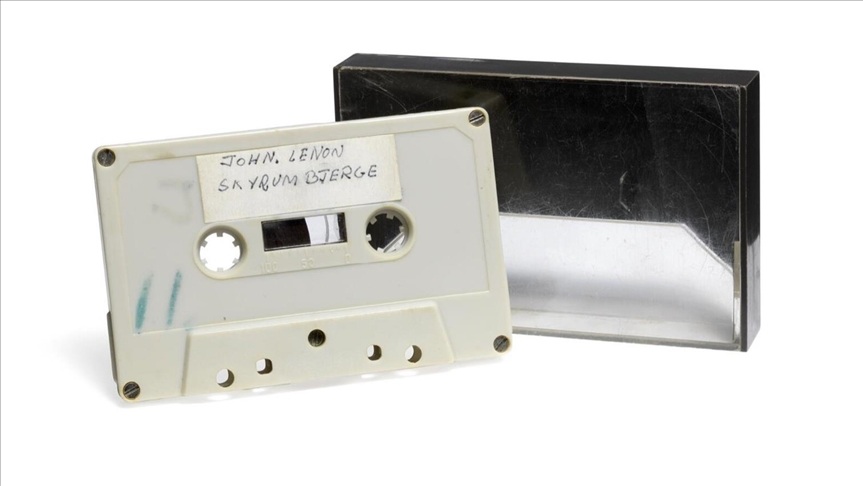 kaseta-z-niepublikowanym-nagraniem-z-johnem-lennonem-wystawiona-na-aukcji