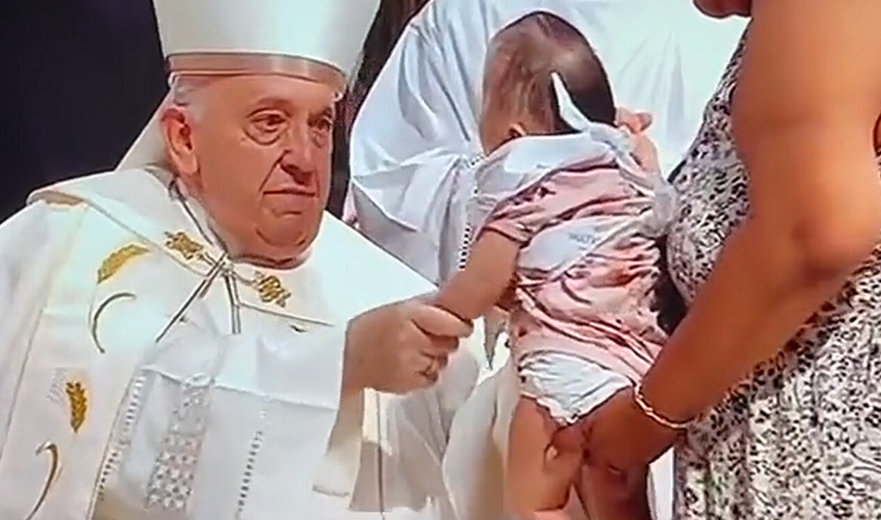kobieta-przyniosla-do-papieza-niepelnosprawne-dziecko.-reakcja-franciszka-mowi-tak-wiele