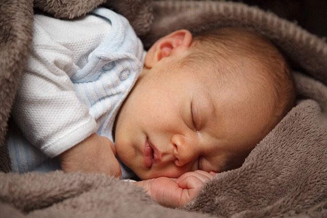 Jak dobrać odpowiednią pościel niemowlęcą i prześcieradło dla łóżeczka o wymiarach 120×60?